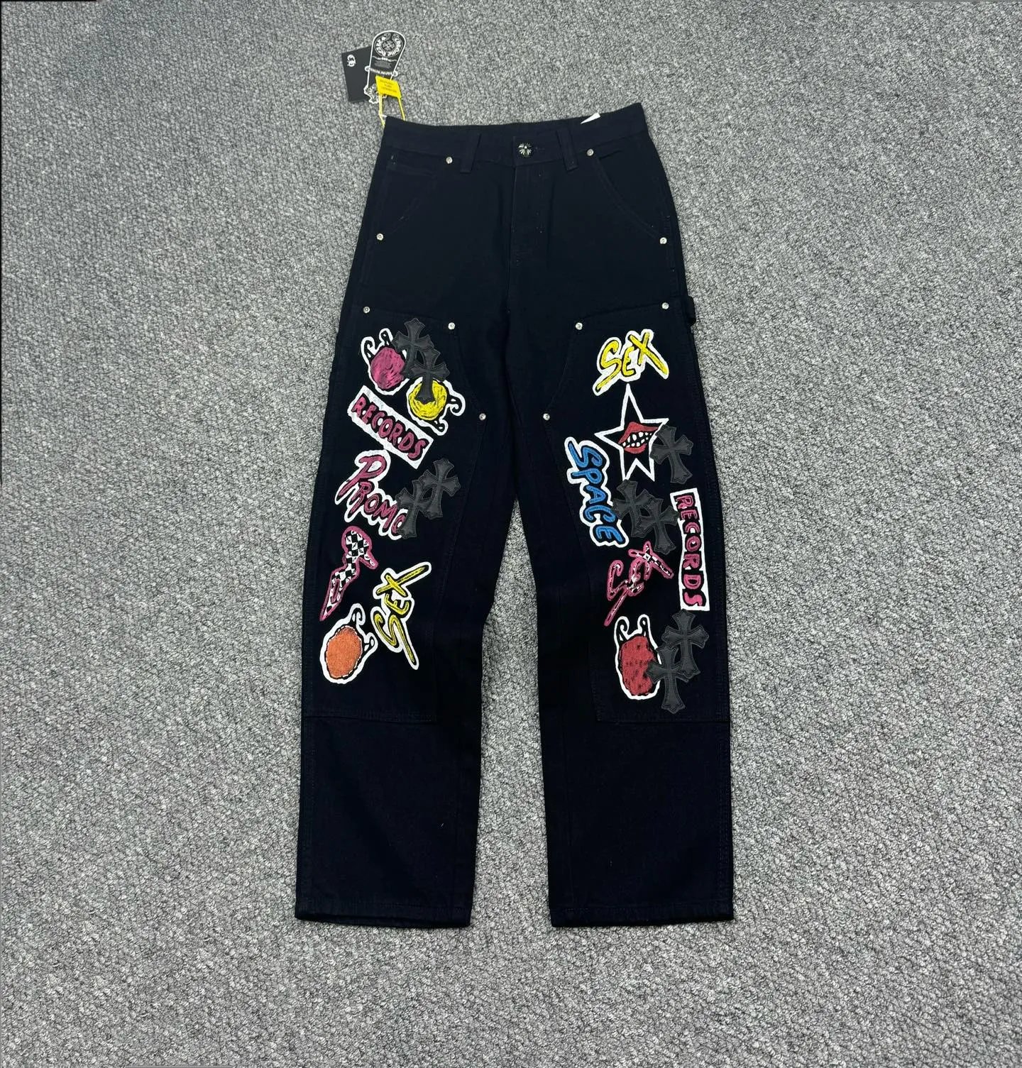 P260 Style number: H822 Chrome Heart & Chrome Heart black multi-element graffiti work jeans - ChromeHearts#design jeans, invincible texture, specially customized by master DIY, will never conflict with the style! Three-dimensional cutting version. Loose and comfortable, not flattering on the figure, making you look taller and slimmer. Same style for men and women. Can be matched with couples. Versatile recommendation. Fine workmanship. Very stylish. The upper body effect is super good. A must-have jeans for all seasons. It is a perfect combination with anything.  Color: black Size: 28-30-32-34-36